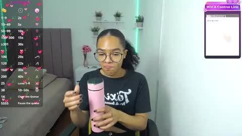 Snapshot of niina_lovee_ chatting on February 15, 2025, 5:28 pm online show from February 15, 2025, 5:28 pm
