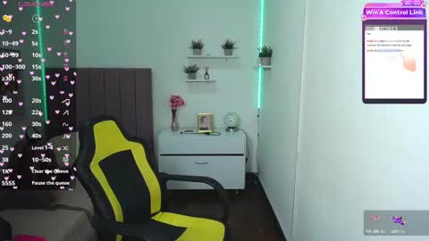 Snapshot of niina_lovee_ chatting on February 17, 2025, 6:37 pm online show from February 17, 2025, 6:37 pm
