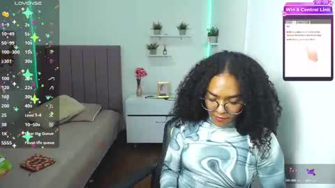Snapshot of niina_lovee_ chatting on February 20, 2025, 6:13 pm online show from February 20, 2025, 6:13 pm