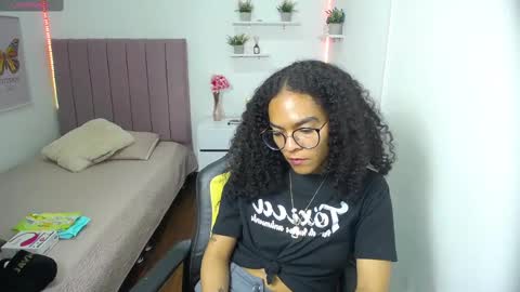 Snapshot of niina_lovee_ chatting on February 21, 2025, 7:21 pm online show from February 21, 2025, 7:21 pm