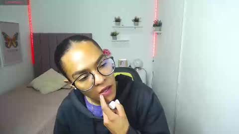 Snapshot of niina_lovee_ chatting on February 28, 2025, 3:04 pm online show from February 28, 2025, 3:04 pm