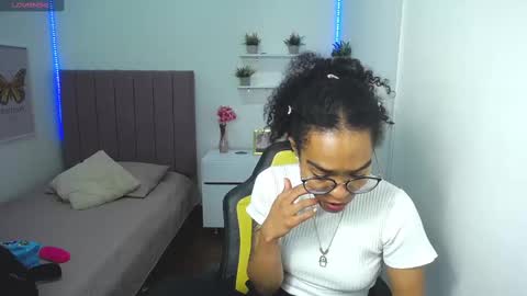 Snapshot of niina_lovee_ chatting on March 7, 2025, 1:51 pm online show from March 7, 2025, 1:51 pm