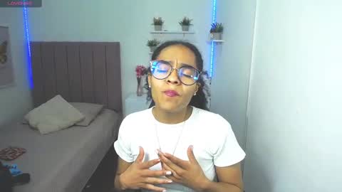 Snapshot of niina_lovee_ chatting on March 7, 2025, 5:17 pm online show from March 7, 2025, 5:17 pm