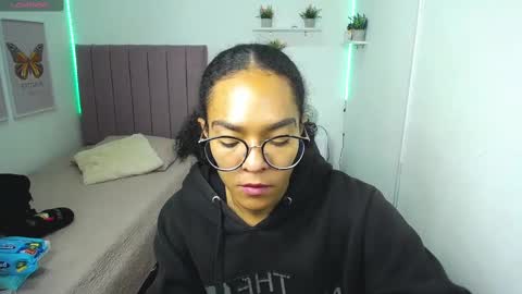 Snapshot of niina_lovee_ chatting on March 12, 2025, 4:24 pm online show from March 12, 2025, 4:24 pm