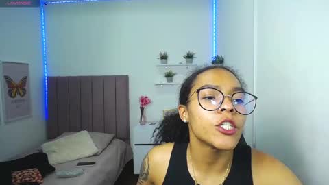 Snapshot of niina_lovee_ chatting on March 12, 2025, 7:28 pm online show from March 12, 2025, 7:28 pm