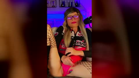Snapshot of nikki_goldberg chatting on May 21, 2026, 8:27 pm Kitty Chatte online show from May 21, 2026, 8:27 pm