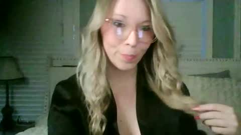 nikkib653466 online show from February 3, 2026, 11:32 pm