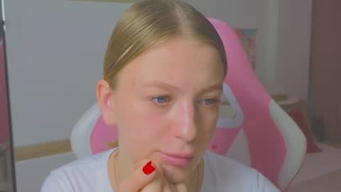 Snapshot of nikkibenz03 chatting on June 24, 2026, 7:29 am Beatrice online show from June 24, 2026, 7:29 am