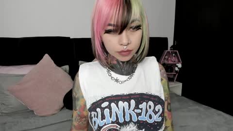 Nikki Ramone   online show from February 3, 2025, 8:02 am