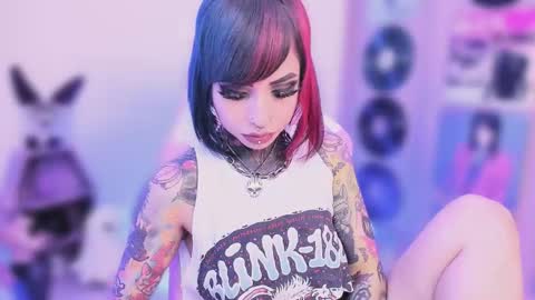 Nikki Ramone   online show from November 18, 2025, 9:52 pm