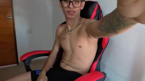 niklaus_wolf online show from April 3, 2026, 5:44 pm