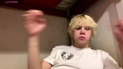 Snapshot of nikolasbucks chatting on December 19, 2025, 9:33 pm nikolasbucks online show from December 19, 2025, 9:33 pm