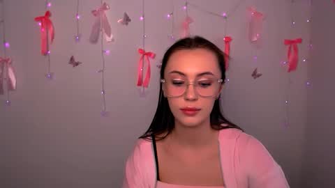 Snapshot of nikonara_ chatting on April 18, 2026, 12:31 pm nikonara_ online show from April 18, 2026, 12:31 pm