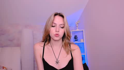 Snapshot of niky_jess chatting on January 22, 2025, 5:17 pm Veronica online show from January 22, 2025, 5:17 pm