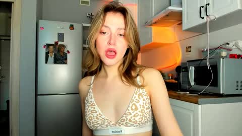 Snapshot of niky_jess chatting on February 26, 2025, 10:04 am Veronica online show from February 26, 2025, 10:04 am