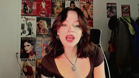 Snapshot of niky_jess chatting on December 4, 2025, 8:56 am Veronica online show from December 4, 2025, 8:56 am