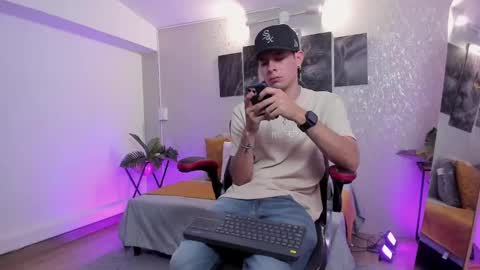 Nils online show from October 7, 2025, 3:25 am