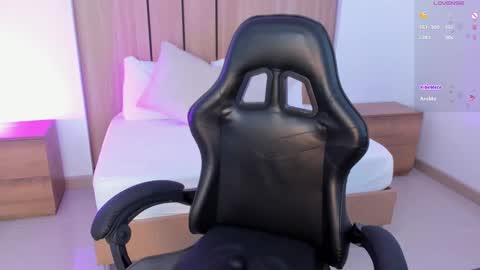 N I N A online show from April 10, 2026, 2:39 am