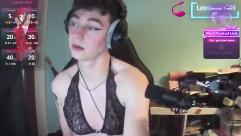 Snapshot of nina_femboy chatting on December 15, 2024, 9:31 pm icynina online show from December 15, 2024, 9:31 pm