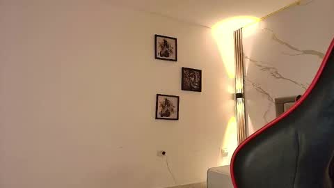  N I N A online show from November 30, 2025, 2:54 pm