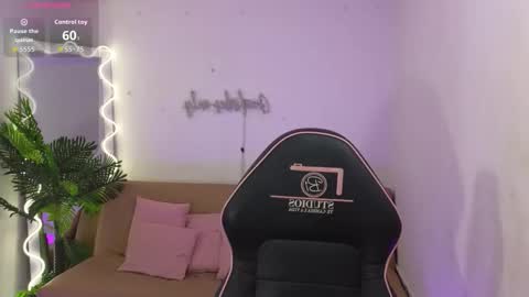 Snapshot of ninna_tay chatting on December 2, 2025, 7:09 pm Ninnaaaa online show from December 2, 2025, 7:09 pm