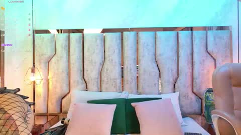 Snapshot of nix_wolf chatting on December 1, 2025, 3:22 am Nixx online show from December 1, 2025, 3:22 am