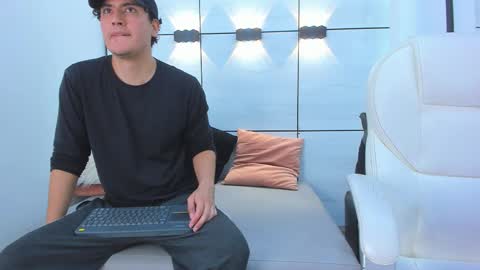 Snapshot of noah_ferrary chatting on November 8, 2025, 7:01 pm Noah Ferrary online show from November 8, 2025, 7:01 pm