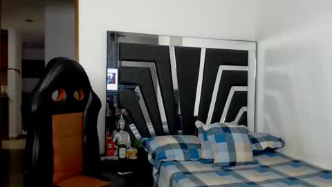 Noah Harris01 online show from January 12, 2026, 11:48 am