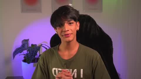 Snapshot of noahh_th03 chatting on February 22, 2025, 10:52 pm Noah online show from February 22, 2025, 10:52 pm