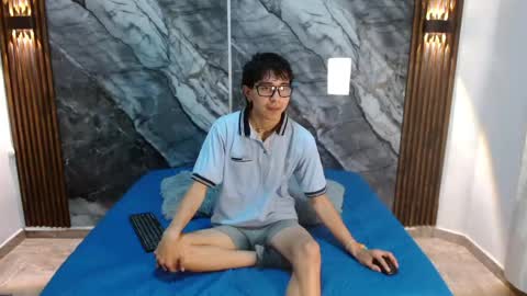 Snapshot of noahwalker__ chatting on April 19, 2026, 11:09 am online show from April 19, 2026, 11:09 am