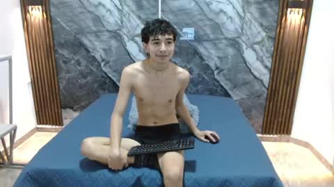 Snapshot of noahwalker__ chatting on April 22, 2026, 11:01 am online show from April 22, 2026, 11:01 am