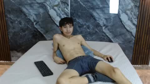 Snapshot of noahwalker__ chatting on April 23, 2026, 12:29 pm online show from April 23, 2026, 12:29 pm