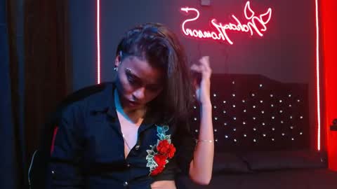 Noha Thomson online show from April 21, 2026, 1:07 am