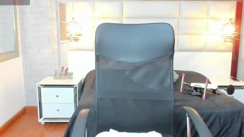 Snapshot of nohemi_louse chatting on September 10, 2025, 10:10 pm Nohemi online show from September 10, 2025, 10:10 pm