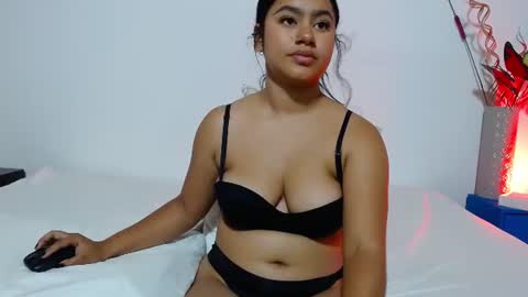 Snapshot of noiravale chatting on June 12, 2026, 8:08 pm Noira Vale online show from June 12, 2026, 8:08 pm