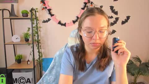 Snapshot of noora_moore chatting on November 4, 2025, 12:54 am NOORA online show from November 4, 2025, 12:54 am