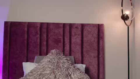 Nora Da Silva online show from November 28, 2025, 2:42 pm