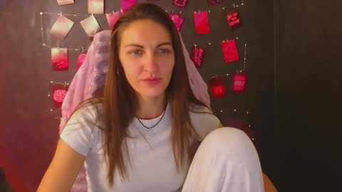 Snapshot of nora_n chatting on October 19, 2025, 9:48 pm Nora online show from October 19, 2025, 9:48 pm