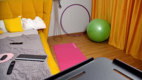 NoraFoxes online show from February 12, 2026, 6:30 am