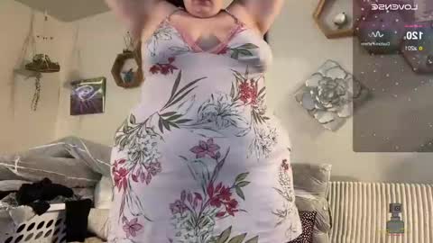 Snapshot of noturbabymoms chatting on December 16, 2024, 2:05 pm NotUrBabyMoms online show from December 16, 2024, 2:05 pm