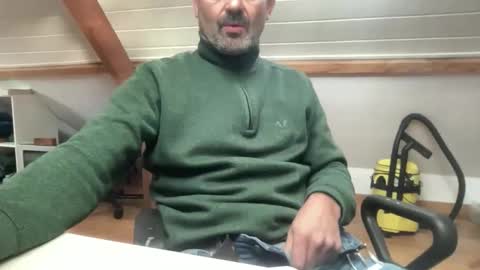 Snapshot of noux69 chatting on November 17, 2025, 1:28 pm noux69 online show from November 17, 2025, 1:28 pm