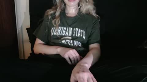 Snapshot of novafrey chatting on December 23, 2025, 7:28 am Olivia online show from December 23, 2025, 7:28 am