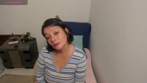 nuit_rose online show from December 5, 2025, 2:42 am