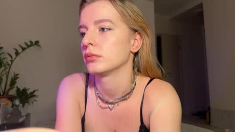 nura_foxx online show from December 18, 2025, 11:55 pm