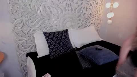 Ana  online show from November 16, 2025, 11:27 am