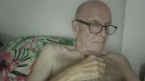 Snapshot of oggi95 chatting on October 10, 2025, 8:35 am oggi95 online show from October 10, 2025, 8:35 am