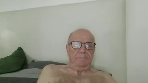 Snapshot of oggi95 chatting on November 6, 2025, 3:24 pm oggi95 online show from November 6, 2025, 3:24 pm