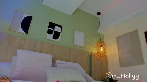 Holly online show from December 16, 2025, 11:15 am