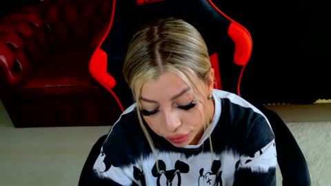 ohhh_nicole online show from April 7, 2026, 2:06 pm