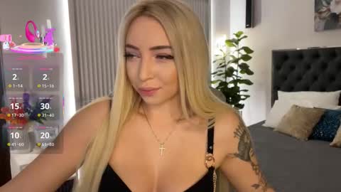 Snapshot of ohmyemma chatting on November 6, 2025, 1:17 am Emma online show from November 6, 2025, 1:17 am